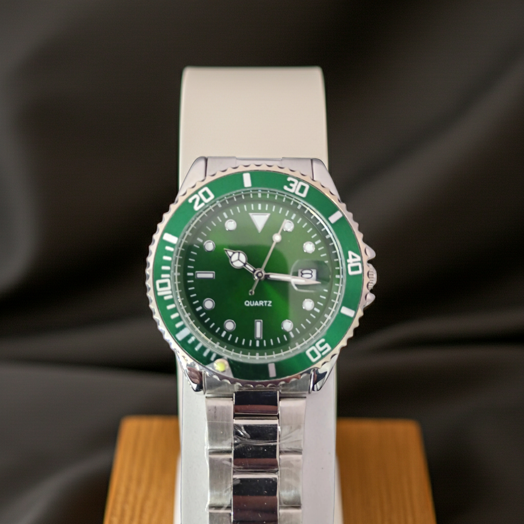 Submariner rannekellot, eri väriset. Submariner watches, different colors.